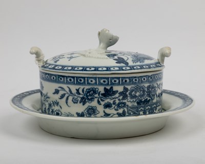 Lot 1321 - An 18th century Worcester butter dish, cover, and stand