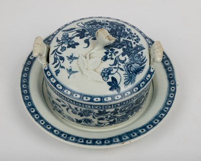 Lot 1321 - An 18th century Worcester butter dish, cover, and stand