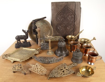 Lot 274 - Collection of metalware and treen to include a...
