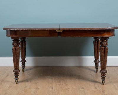Lot 309 - A 20th century mahogany extending dining table