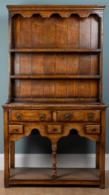 Lot 1186 - A Georgian-style small oak dresser