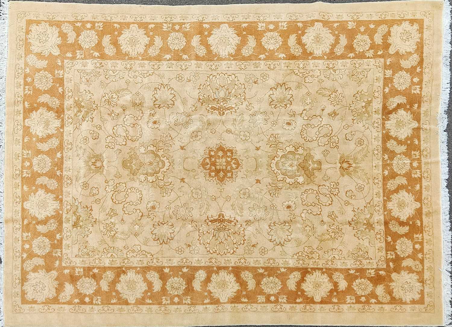 Lot 1384 - A late 20th century English Ziegler Mahal-style carpet