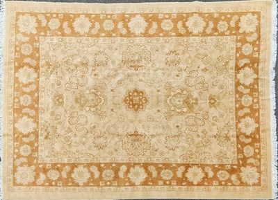 Lot 1384 - A late 20th century English Ziegler Mahal-style carpet