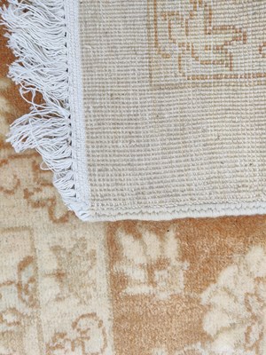 Lot 1384 - A late 20th century English Ziegler Mahal-style carpet