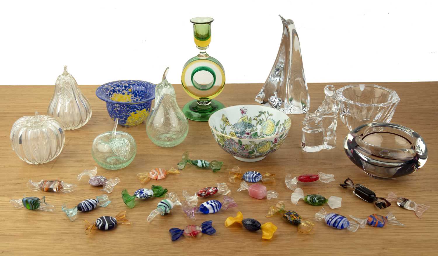 Lot 446 - Collection of various glass to include a Kosta...