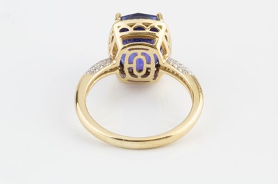 Lot 106 - A tanzanite and diamond cluster ring, the...