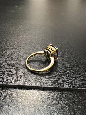 Lot 106 - A tanzanite and diamond cluster ring, the...
