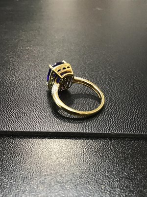 Lot 106 - A tanzanite and diamond cluster ring, the...