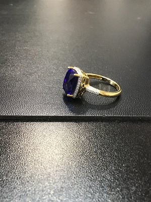 Lot 106 - A tanzanite and diamond cluster ring, the...