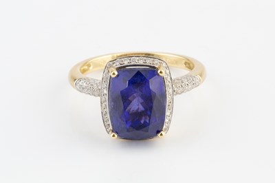 Lot 106 - A tanzanite and diamond cluster ring, the...