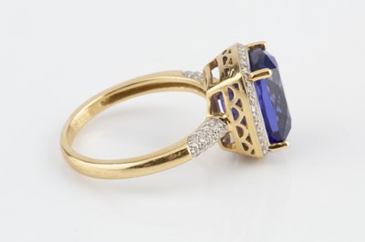 Lot 106 - A tanzanite and diamond cluster ring, the...