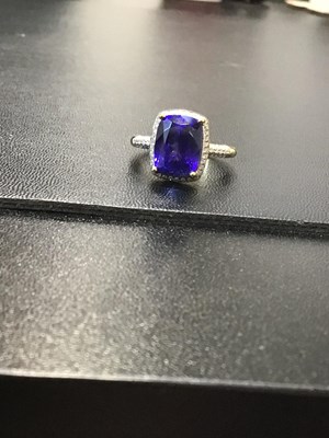 Lot 106 - A tanzanite and diamond cluster ring, the...
