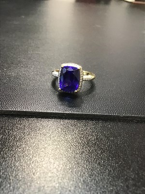 Lot 106 - A tanzanite and diamond cluster ring, the...