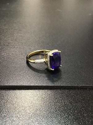 Lot 106 - A tanzanite and diamond cluster ring, the...