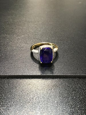 Lot 106 - A tanzanite and diamond cluster ring, the...