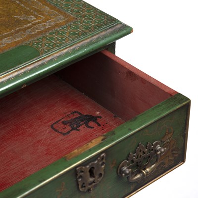 Lot 1 - A 20th century Regency style kneehole desk...
