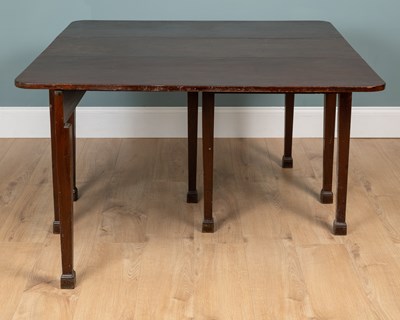 Lot 554 - A George III Irish mahogany drop-leaf dining table