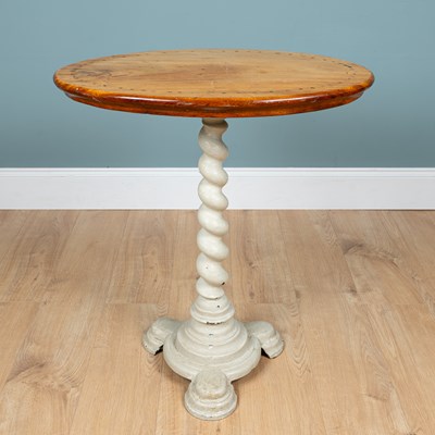 Lot 132 - An oval occasional table
