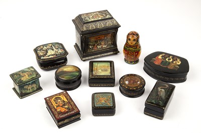 Lot Collection of small painted lacquered boxes...