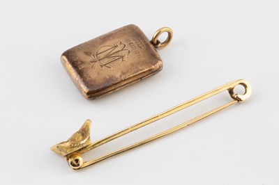Lot 72 - A fox's mask bar brooch, with lasque-cut...