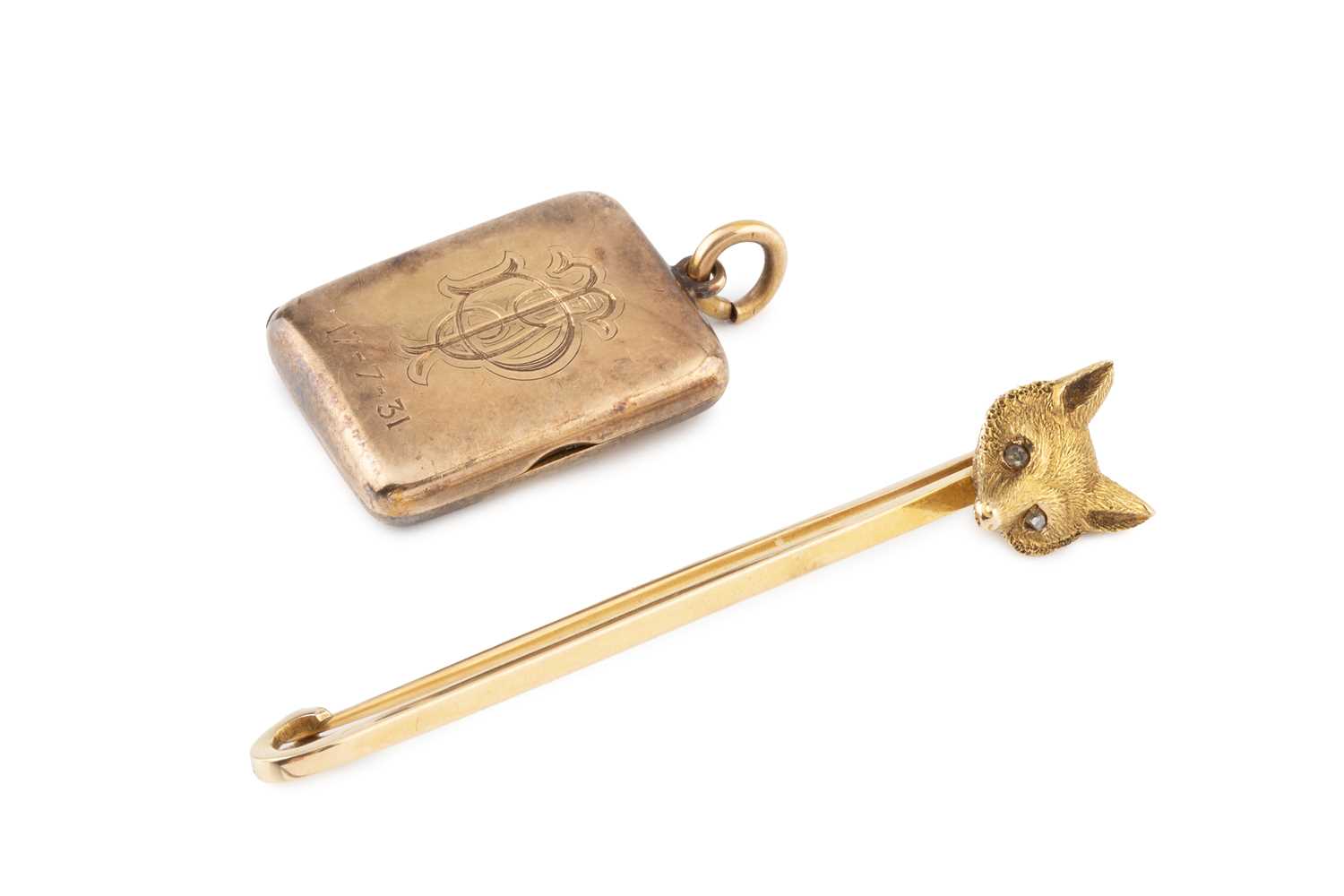 Lot 72 - A fox's mask bar brooch, with lasque-cut...