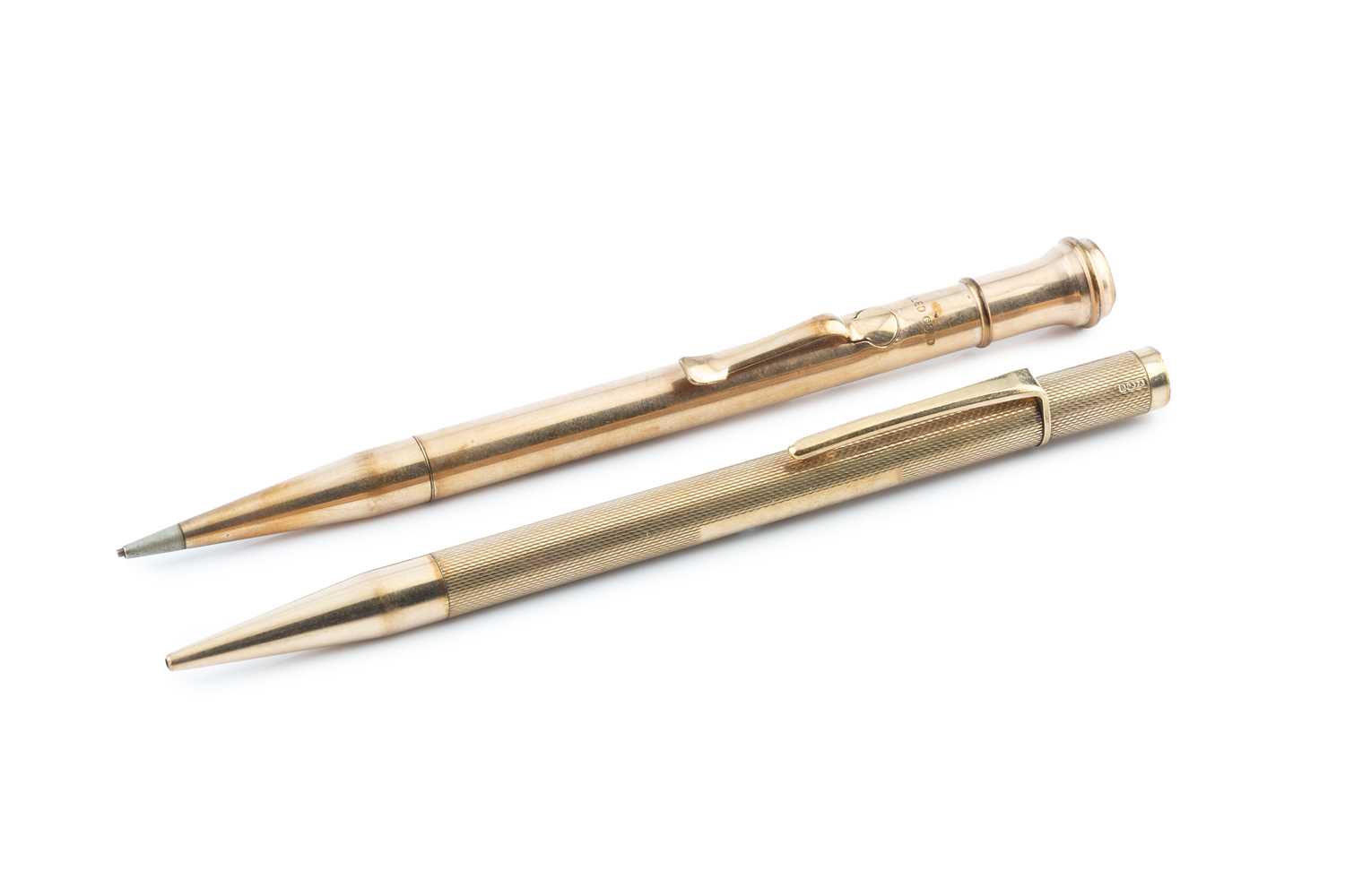 Lot 430 - A 9ct gold propelling pencil, with engine...