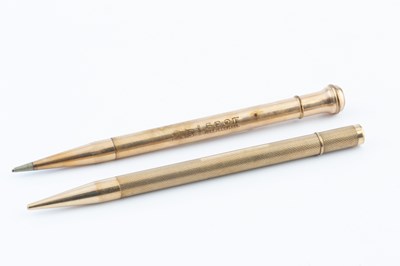 Lot 430 - A 9ct gold propelling pencil, with engine...