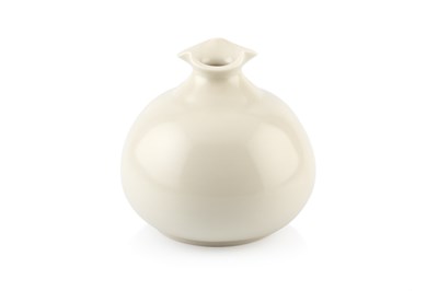 Lot 429 - Hirosaki Yuya (b.1933) Vase porcelain with...