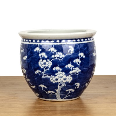 Lot 48 - Blue and white small fish tank Chinese, 19th...