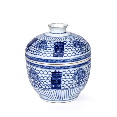 Lot 169 - An antique chinese blue and white sugar pot...
