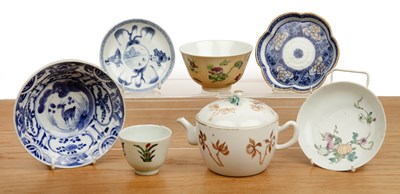 Lot 110 - Group of pieces Chinese including a Wanli blue...