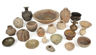 Lot 209 - A collection of pottery to include pre...