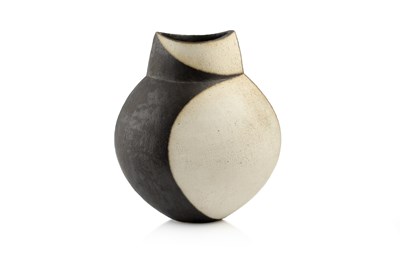 Lot 516 - John Ward (1938-2023) Disc vessel black and...