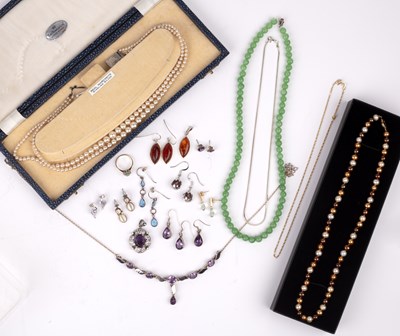 Lot 203 - Collection of jewellery  comprising: a...