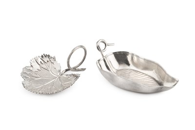 Lot A George III silver novelty caddy spoon, of...