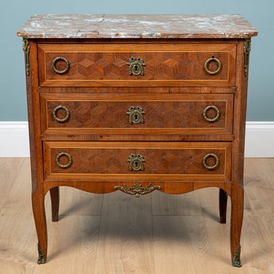 Lot 98 - A French marble topped small commode
