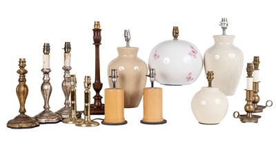 Lot 384 - A group of fourteen table lamps