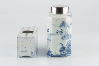 Lot 790 - Deborah Sears at Isis Pottery Tea caddy and a...