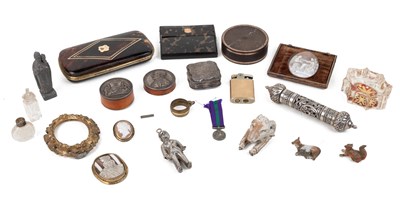Lot 310 - A group of decorative items