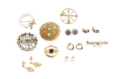Lot 138 - A collection of jewellery, comprising a...