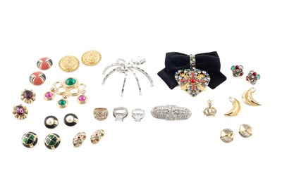Lot 127 - A large collection of costume jewellery, to...