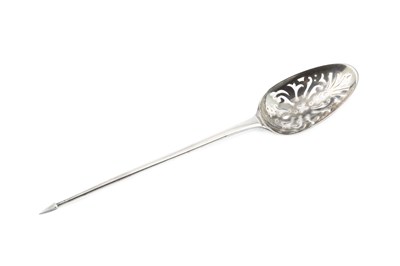 Lot 584 - A George II silver large mote spoon, with...