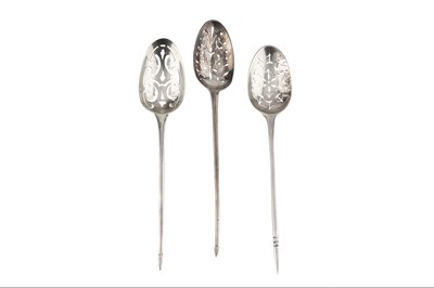 Lot 585 - An 18th century silver mote spoon, maker's...
