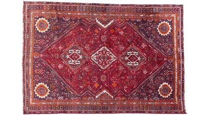 Lot 1251 - A 20th century hand-woven woollen Qashqai rug