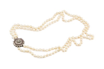 Lot 86 - A cultured pearl double strand necklace with...