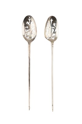 Lot 589 - Two 18th century silver mote spoons, both with...