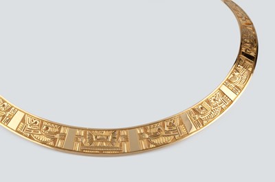 Lot A yellow precious metal torque collar necklace...
