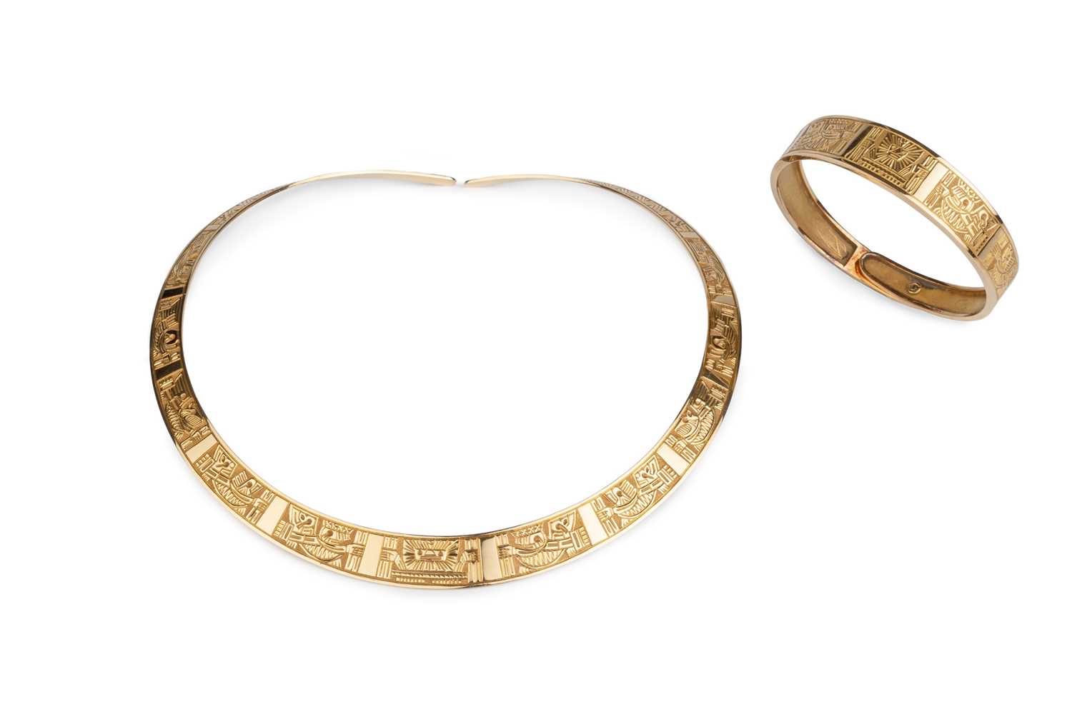 Lot A yellow precious metal torque collar necklace...