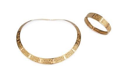 Lot A yellow precious metal torque collar necklace...