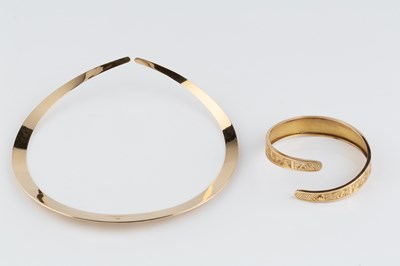 Lot A yellow precious metal torque collar necklace...